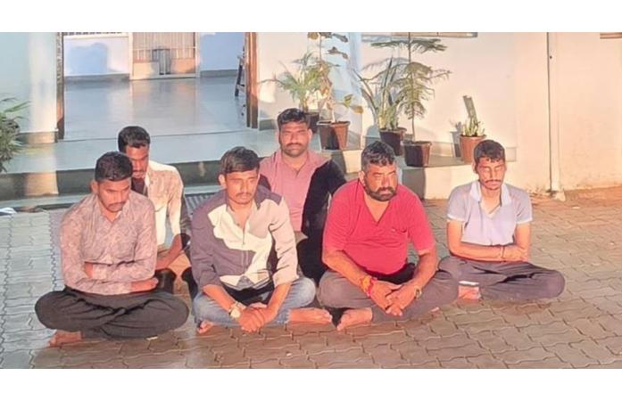જામકંડોરણા નજીક વાડીની ઓરડીમાં જુગાર રમતા 7 શખ્સ ઝડપાયા, ₹2.73 લાખનો મુદ્દામાલ જપ્ત.