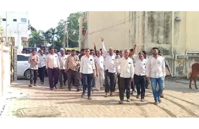 જાલીયા તાલુકાના ખેડૂતોનો ધારાસભ્યના નિવાસસ્થાને ઘેરાવ, રૂબરૂ મુલાકાતની માંગ.