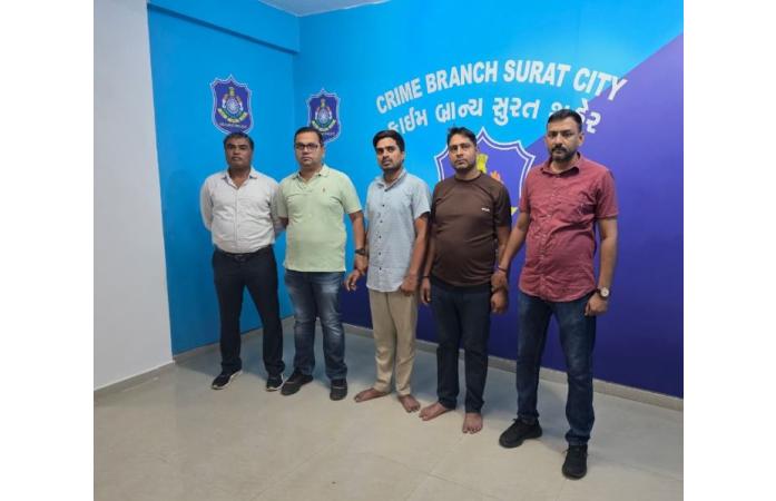 SMC કર્મચારી બની ટ્રાફિક સિગ્નલની બેટરીઓ ચોરતી ટોળકી ઝડપાઈ.