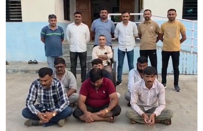 ભાણવડના વાનાવડ ગામની સીમમાં જુગારધામ ઝડપાયું.