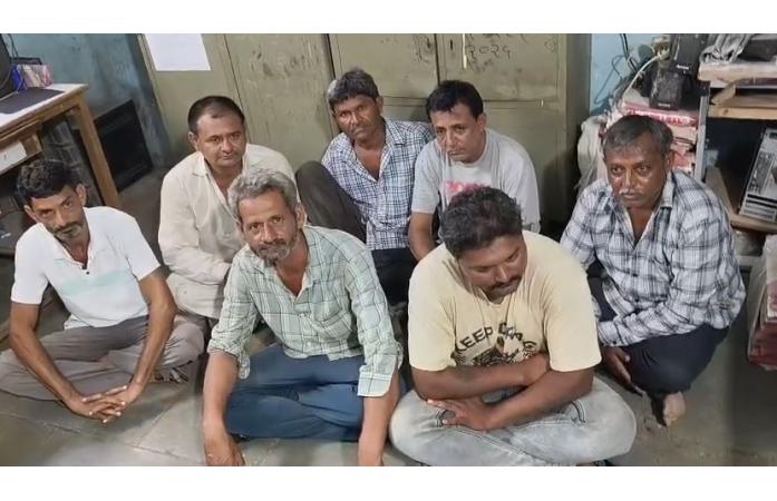કેશોદના ધ્રાબાવડ ગામની સીમમાં જુગારધામ પર પોલીસનો દરોડો.