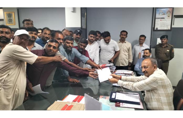 ટ્રાન્સમિશન લાઇનના વળતરને લઈને ખેડૂતોની કલેક્ટરને રજૂઆત