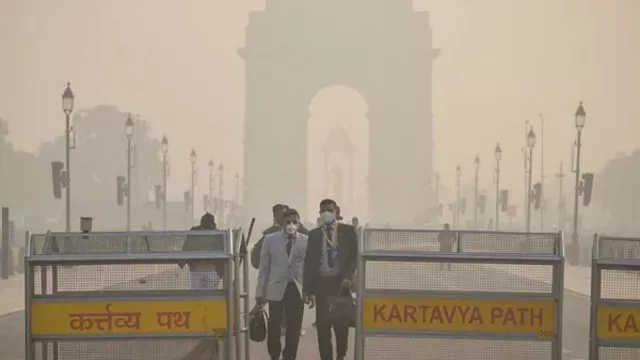 દિવાળી પહેલાં જ દિલ્હીની હવા બની ઝેરી, AQI 233 નોંધાયો.