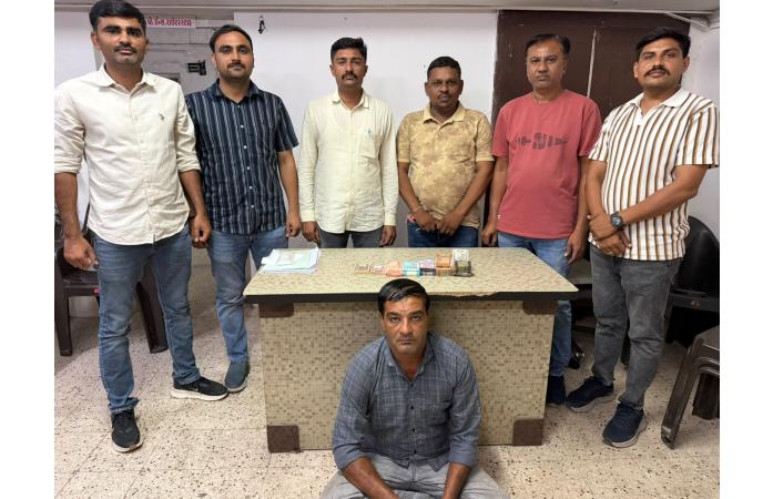 જામનગરમાં બજરંગ ફ્રૂટની દુકાનમાં થયેલી ચોરીનો ગણતરીના કલાકોમાં ભેદ ઉકેલાયો.
