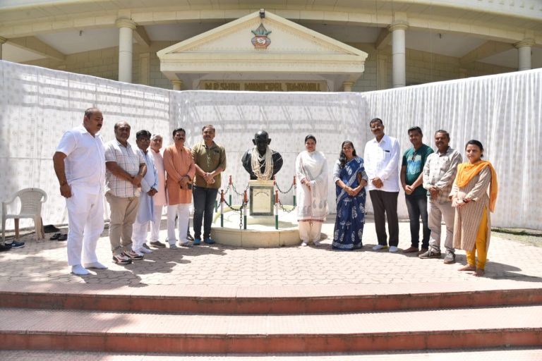 જામનગર: જામનગર મહાનગરપાલિકા દ્વારા મહાત્મા ગાંધીની જન્મ જયંતી બે ઓક્ટોબર નિમિત્તે શહેરમાં આવેલી ગાંધીજીની પ્રતિમાને શહેર મેયર સહિતના પદાધિકારીઓ, સાંસદ,ધારાસભ્ય દ્વારા સુતરની આંટી પહેરાવાનો કાર્યક્રમ યોજાયો હતો