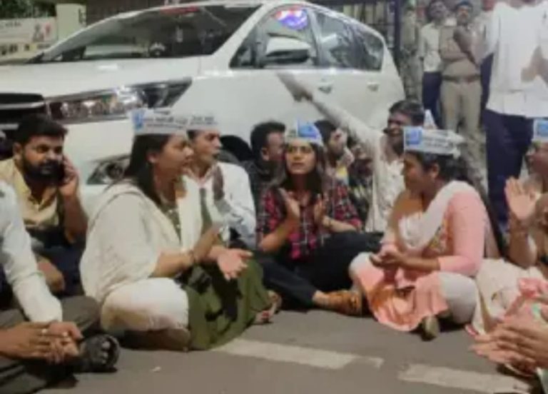 સુરત: સુરત માં AAPના કોર્પોરેટર વિપુલ સુહાગિયાની ધરપકડ કરવામાં આવતા કાર્યકરોએ વિરોધ પ્રદર્શન કર્યું