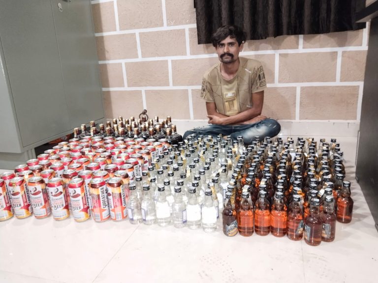 કચ્છ: રૂ.૩૬,૪૦૦/- નાં વિદેશી દારૂનાં જથ્થા સાથે એક ઈસમને પકડી પાડતી ભચાઉ પોલીસ, એક આરોપી ફરાર…