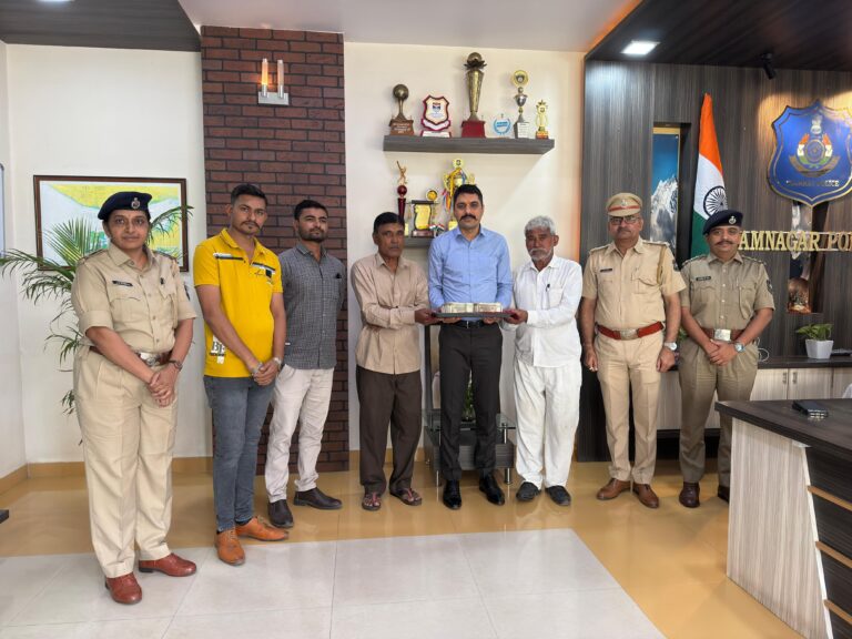 જામનગરના મહિલા પોલીસ સ્ટેશન મહિલા પોલીસ કર્મચારી અને તેના પતિના અવસાન બાદ તેની એક વર્ષની પુત્રીને પોલીસ વિભાગની આર્થિક સહાય