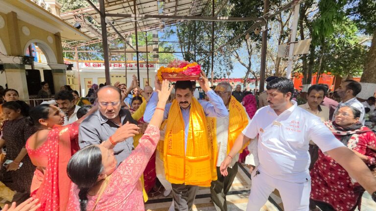 બાલા હનુમાન મંદિરમાં પ્રેમભિક્ષુજી મહારાજની 55મી પૂણ્યતિથિ: હજારો ભાવિકોની ઉપસ્થિતિમાં ભવ્ય સંકીર્તન યાત્રા, કલેક્ટર-એસપીએ ધ્વજારોહણ કર્યું.