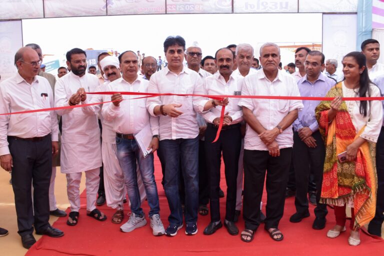 મિરઝાપર ભુજ ખાતે ૧૪મા હાઈટેક કૃષિ-ડેરી પ્રદર્શનનો પ્રારંભ કરાવતા કચ્છના પ્રભારી મંત્રી પ્રફુલભાઈ પાનશેરિયા.