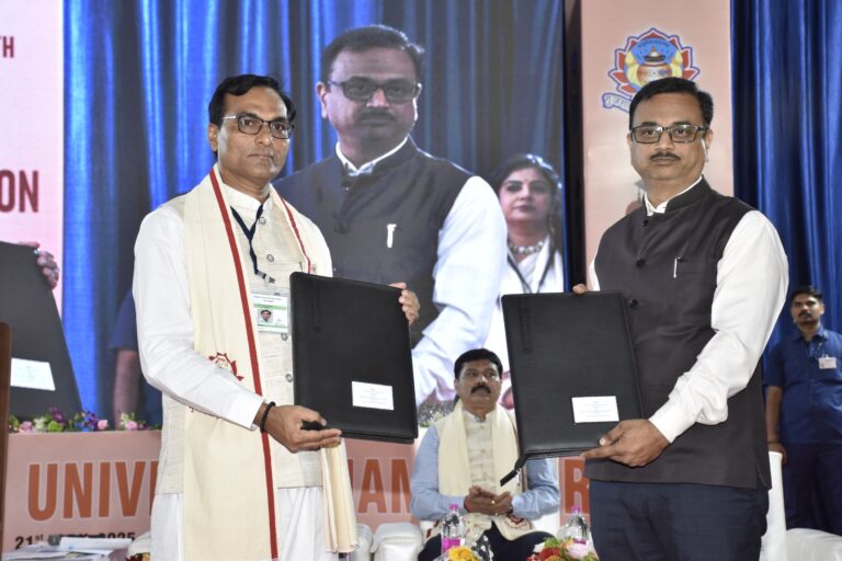 રાજ્યપાલ શ્રી આચાર્ય દેવવ્રતજીની પ્રેરક ઉપસ્થિતિમાં ગુજરાત આયુર્વેદ યુનિવર્સિટી દ્વારા ભકત કવિ નરસિંહ મહેતા યુનિવર્સિટી, જુનાગઢ સાથે આયુર્વેદિક સંશોઘનો વિકસાવવા એમ.ઓ.યુ. કરાયા