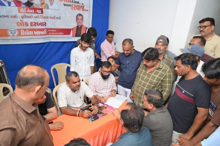 જામનગરના ધારાસભ્ય દિવ્યેશ અકબરી આજે વોર્ડ નાં ૧૪ માં ‘જનતાની સેવા માટે, જનતાના દરવાજે ઊપસ્થિત થયા’