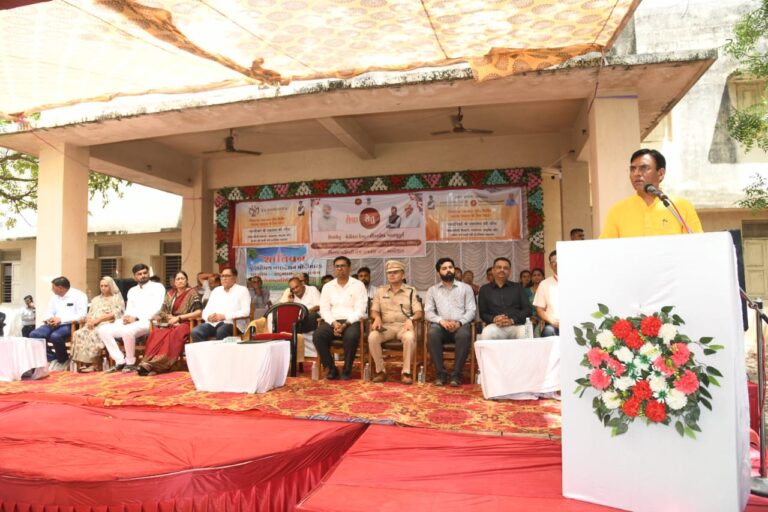 કેન્દ્રીય મંત્રી ડૉ. મનસુખ માંડવીયાની અધ્યક્ષતામાં ધોરાજીના મોટી મારડમાં સેવાસેતુ, આરોગ્ય તપાસ કેમ્પ તથા લોકાપર્ણ-ખાતમુહૂર્ત કાર્યકમ યોજાયા.
