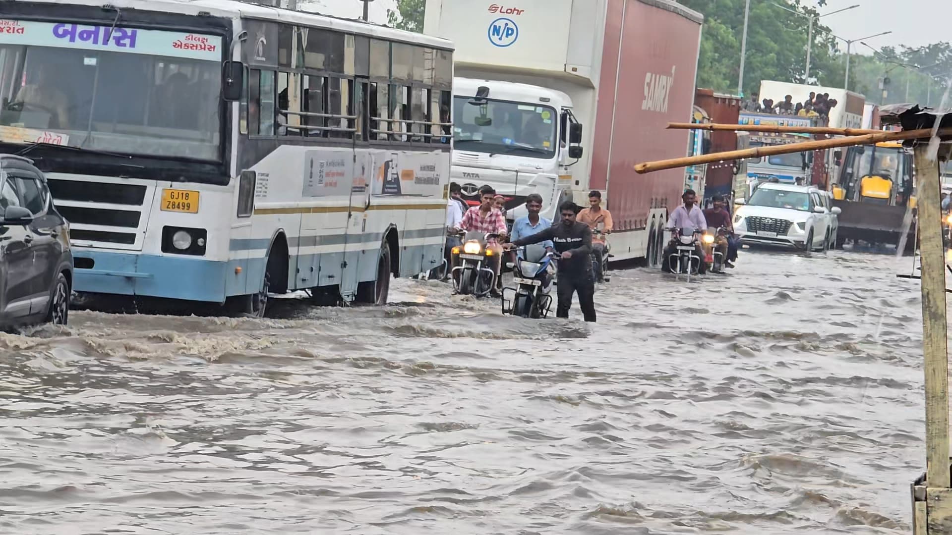 પંચમહાલમાં કમોસમી વરસાદ વરસી રહ્યો