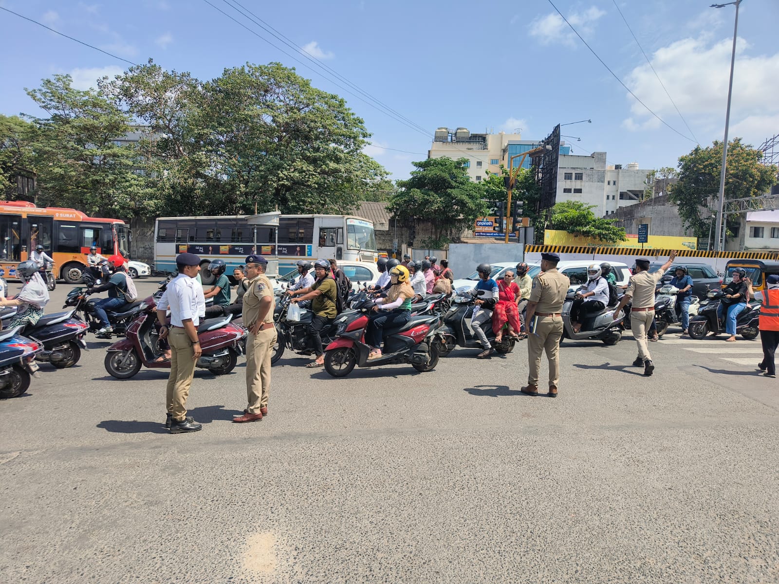 ચોમાસાને લઈને ટ્રાફિક સમસ્યા વિકટ નહીં બને તે માટે પ્રી મોનસુન કામગીરી શરૂ કરતી સુરત ટ્રાફિક પોલીસ