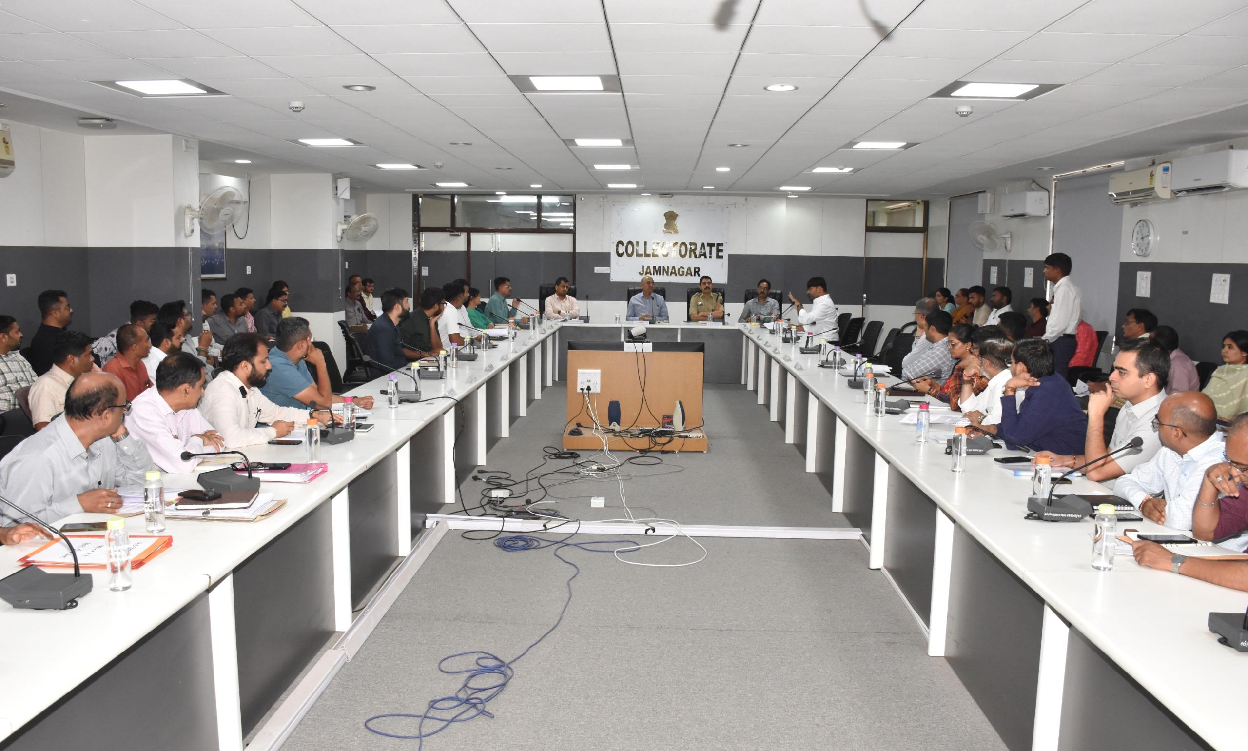 જામનગર જીલ્લા કલેકટરશ્રી કેતન ઠક્કરના અધ્યક્ષ સ્થાને જિલ્લા સંકલન અને ફરિયાદ સમિતિની બેઠક યોજાઇ
