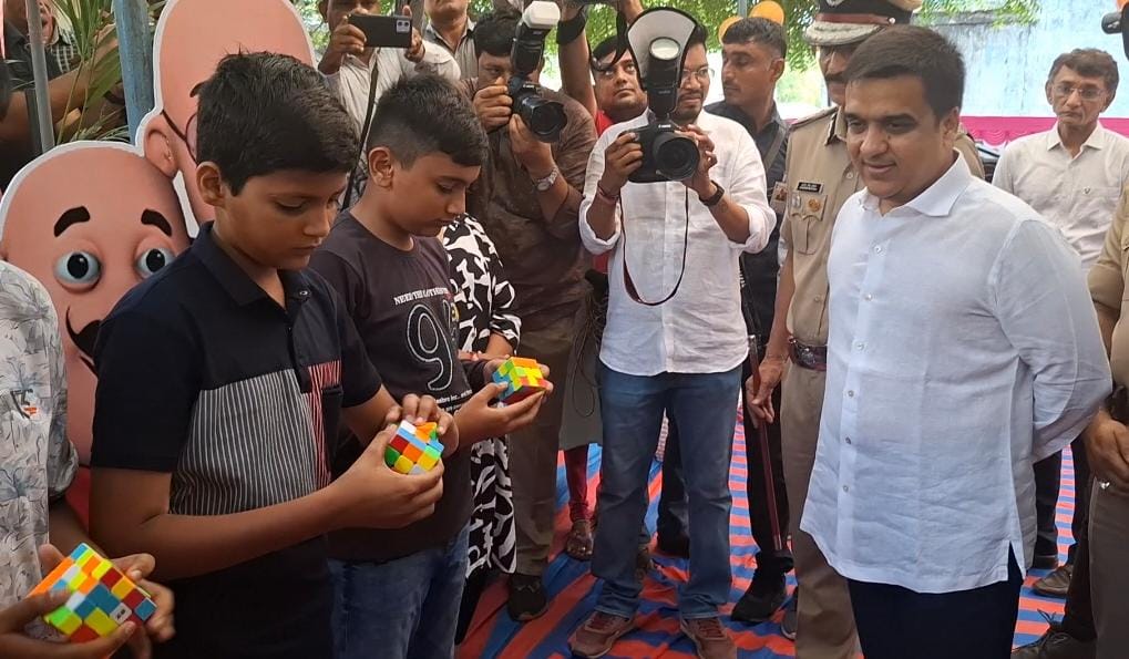 અમદાવાદ પોલીસ કમિશનરની પહેલે પોલીસ પરિવારના બાળકોમાં આવડતનો વિકાસ કર્યો – રાજ્યના ગૃહમંત્રી હર્ષ સંઘવીએ આપ્યું સરાહનીય પ્રોત્સાહન