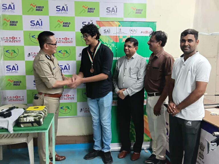 "સુરતના ગૌરવ: ટાર્ગેટ રાઇફલ શૂટિંગ એકેડમીના ખુશ ગેડીયાએ ખેલમહાકુંભ ૩.૦માં બ્રોન્ઝ મેડલ જીત્યો, શહેરના સ્પેશિયલ કમિશ્નર દ્વારા સન્માન"