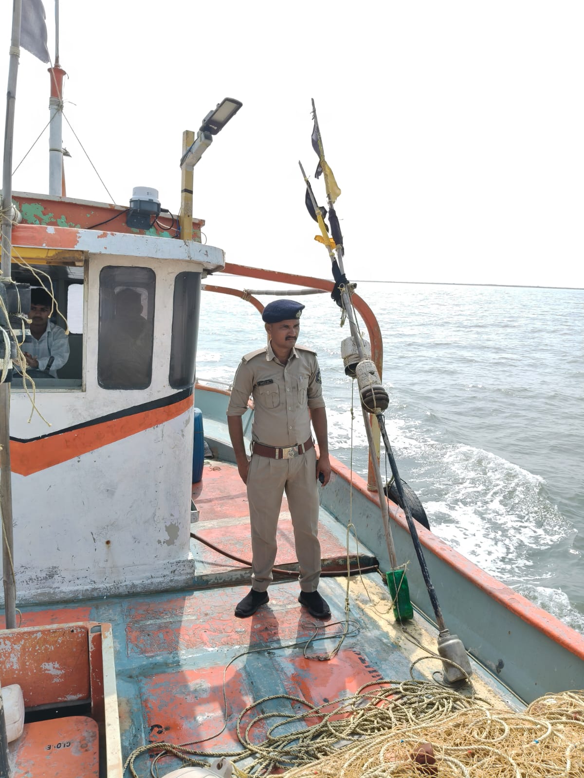 ભારતના દરિયાઇ કાંઠા વિસ્તારોથી હમેશાં ઘૂસણખોરી અને તસ્કરી જેવી પ્રવૃત્તિઓ થવાની શક્યતા રહેલી હોવાને પગલે જામનગર જિલ્લાની દરિયાઇ સુરક્ષા વ્યવસ્થાને વધુ સજાગ અને સક્ષમ બનાવવાના દિશામા તાત્કાલિક પગલાં લેવામાં આવ્યા છે