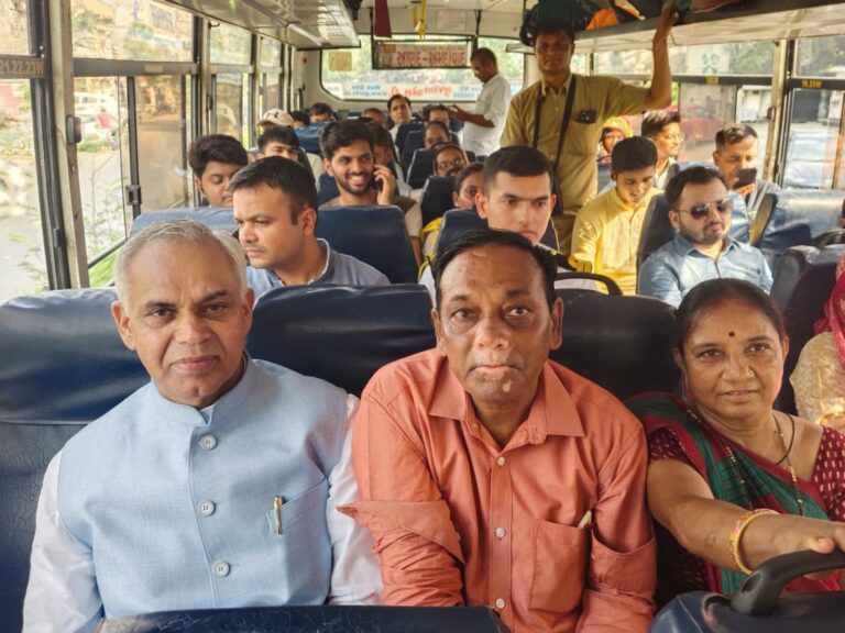 સામાન્ય નાગરિકો સાથે એસ.ટી. બસમાં મુસાફરી કરતા ગુજરાતના રાજ્યપાલ