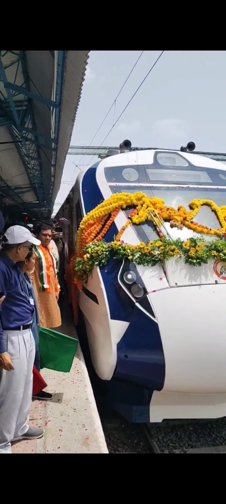 “જય જયકારે ગૂંજ્યું જુનાગઢ રેલવે સ્ટેશન – વંદે ભારત ટ્રેનના આગમન પર ભવ્ય સ્વાગતનો નજારો!”