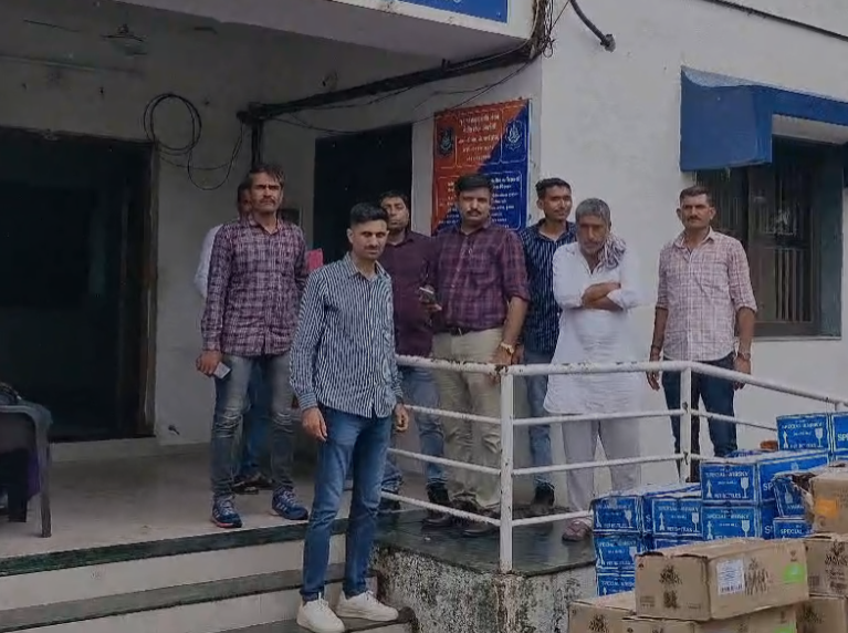 જુનાગઢ ક્રાઇમ બ્રાન્ચનો મોટો કેસ: વાડલ પાસે હાઇવે પરથી ₹75 લાખથી વધુના વિદેશી દારૂનો મોટો જથ્થો ઝડપાયો