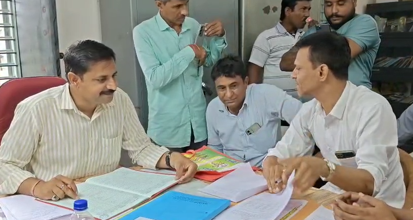 કનેસરા ગામમાં રામનગર પ્રાથમિક શાળાની તાળાબંધી: આચાર્યની તાનાશાહીને લઈને ઉગ્ર વિરોધ, વહીવટી તંત્ર દોડતું