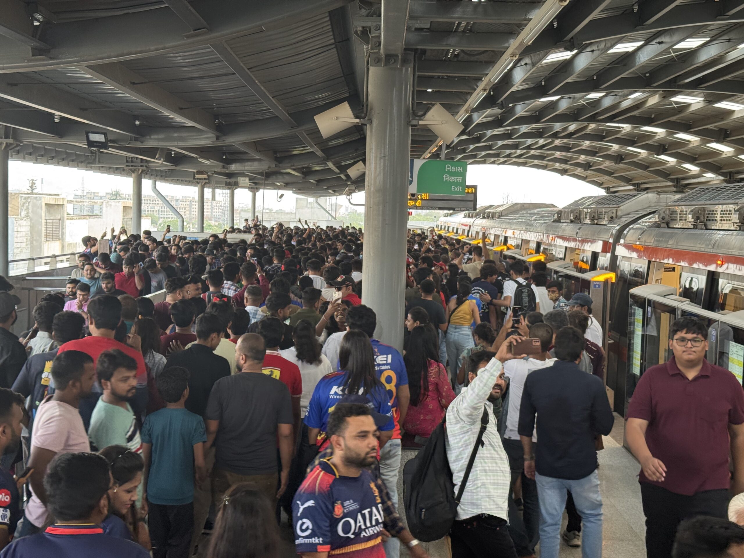"ટ્રાફિકને છોડો, મેટ્રોમાં ચડો: આઈપીએલ 2025 દરમિયાન અમદાવાદ મેટ્રોની ૧૫ લાખથી વધુ મુસાફરીનો વિસ્મયકારક કિરિટ"