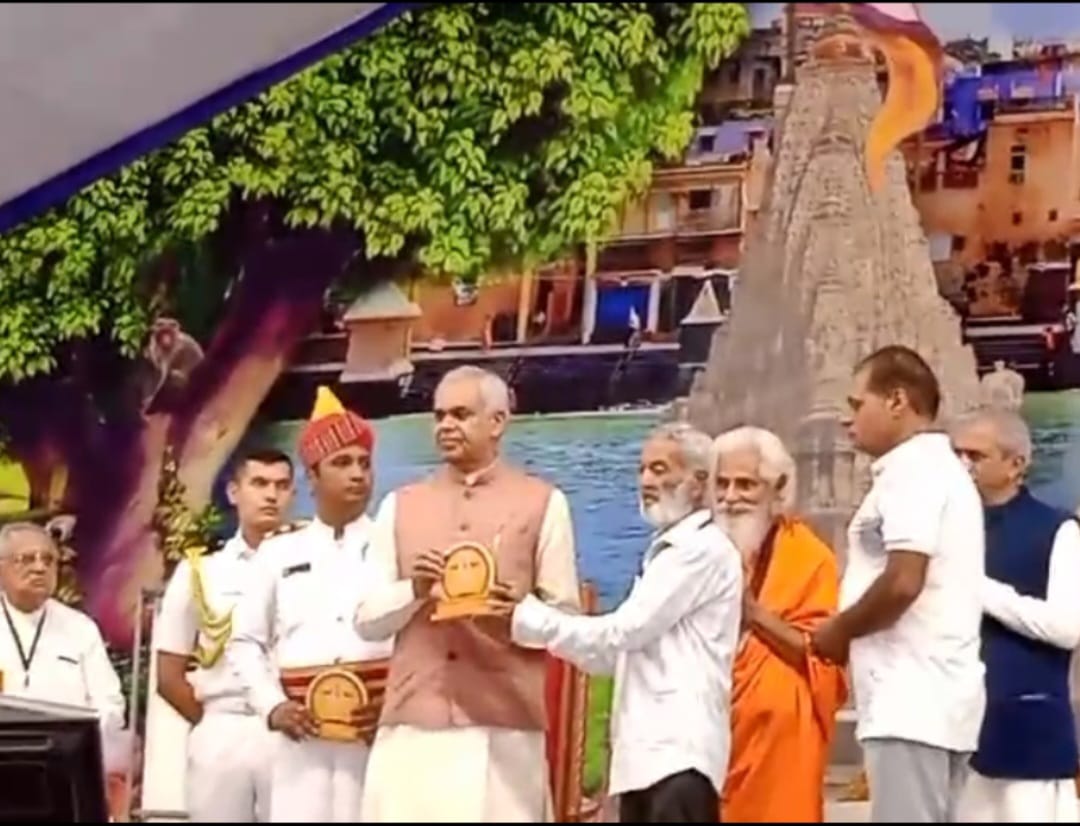 ગૌસેવાના ગૌરવનું મહાપર્વ: રાજ્યપાલ આચાર્ય દેવવ્રતજીના વરદ હસ્તે સુરજકરાડી માધવ ગૌશાળાના ગૌસેવકોનું સન્માન