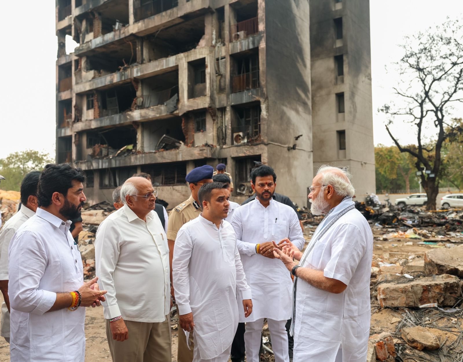 દુર્ઘટનાના સ્થળે PM મોદીની હાજરી: શોકની ઘડીમાં સહાનુભૂતિની છાંયા