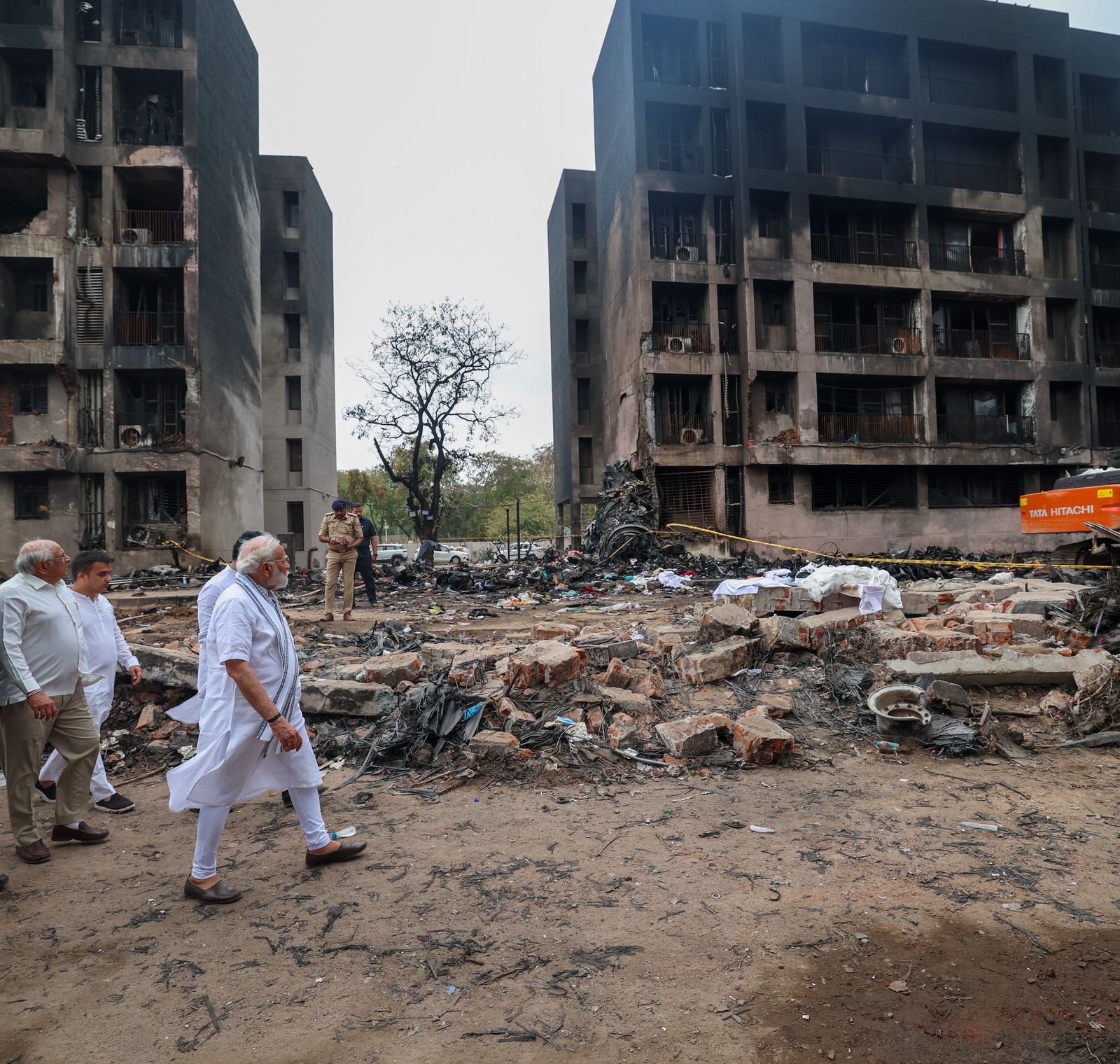 અમદાવાદમાં ઘટેલી વિમાન દુર્ઘટના દેશભરમાં શોકની લાગણી પેદા કરી રહી છે. આ દુર્ઘટનાએ અનેક નિર્દોષ જીવનો છીનવી લીધા છે અને અનેક પરિવારોએ પોતાના પ્રેમાળ સભ્યો ગુમાવ્યાં છે. આવા ગંભીર સંજોગોમાં ભારતના વડાપ્રધાન શ્રી નરેન્દ્ર મોદીએ ઘટના સ્થળે પધારીને માત્ર પરિસ્થિતિનું મૂલ્યાંકન જ નથી કર્યું, પરંતુ દુ:ખના સમયમાં દેશના લોકોને સહાનુભૂતિ અને સંવેદનાનો સંદેશ પણ આપ્યો છે.