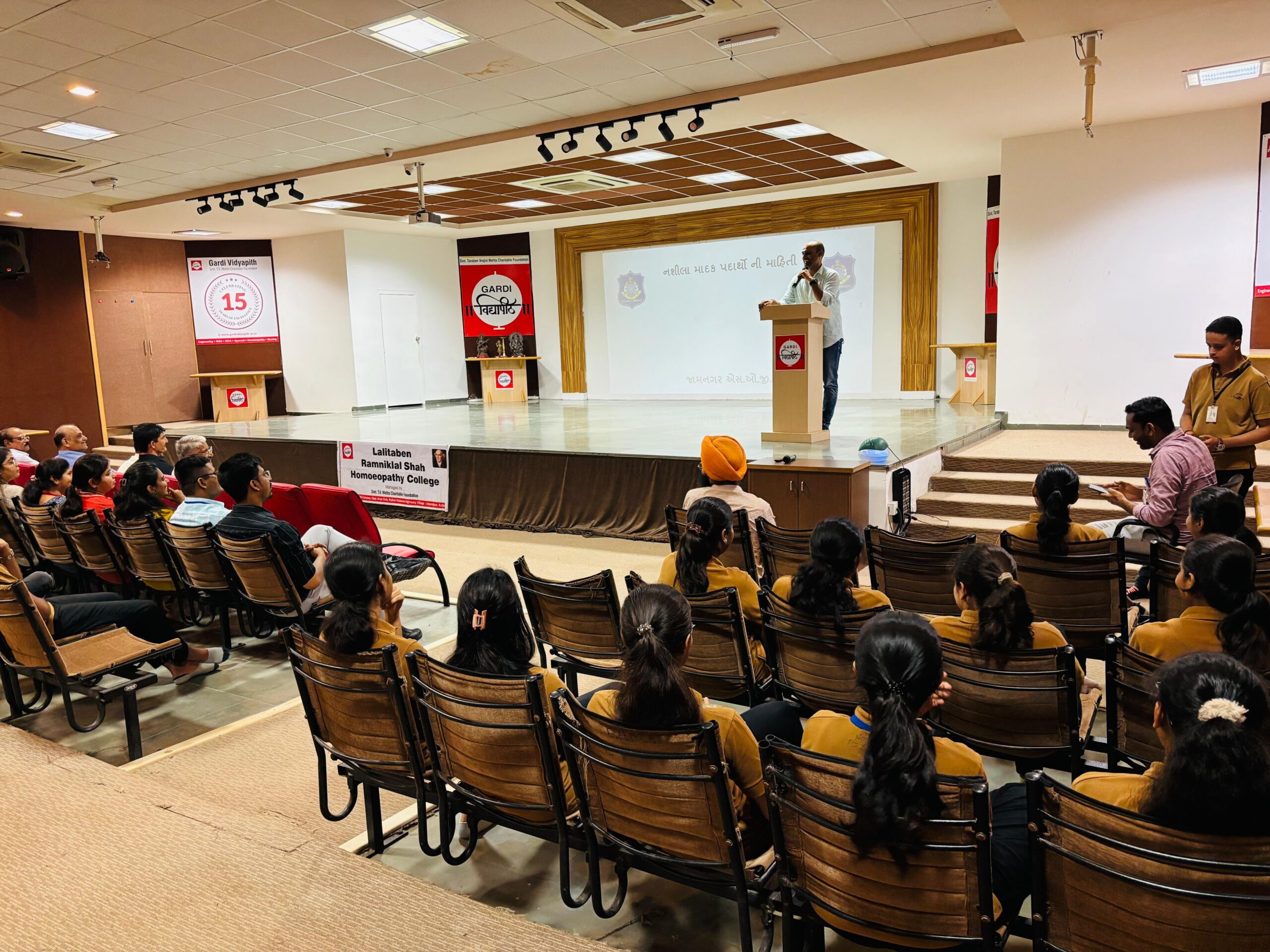 જામનગર એસઓજી દ્વારા કાલાવડમાં એનડીપીએસ સેમિનારનું આયોજન: નશામુક્તિના સંદેશ સાથે વિદ્યાર્થીઓમાં જાગૃતિનું પાંખ ફેલાવાયું