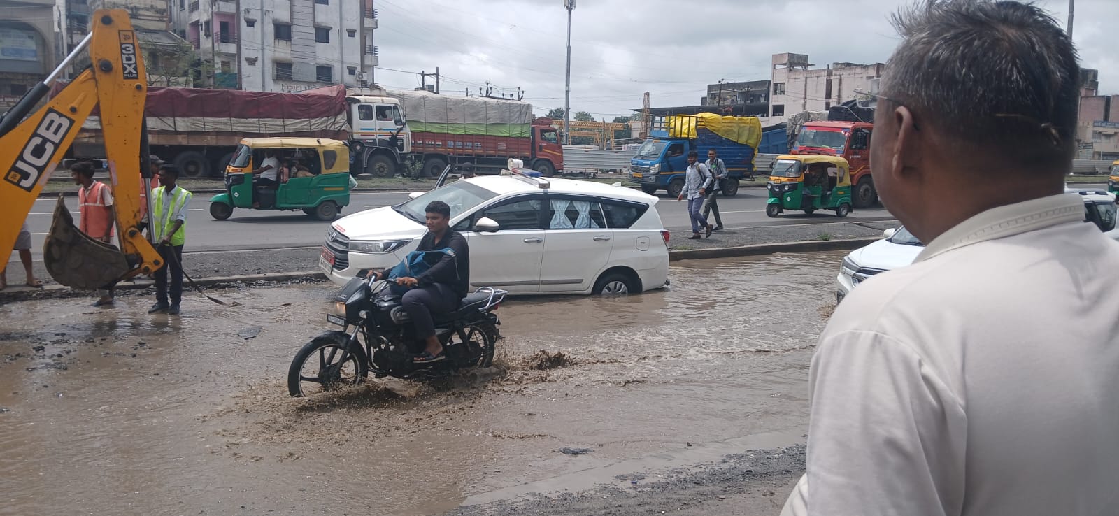 સુરતના ખાડા સામે તંત્રની લાચારગીનો પડઘો: ડેપ્યુટી કમિશ્નરની ગાડી ખાબકી તો ખાડા સામેનો ગુસ્સો ફાટી નીકળ્યો