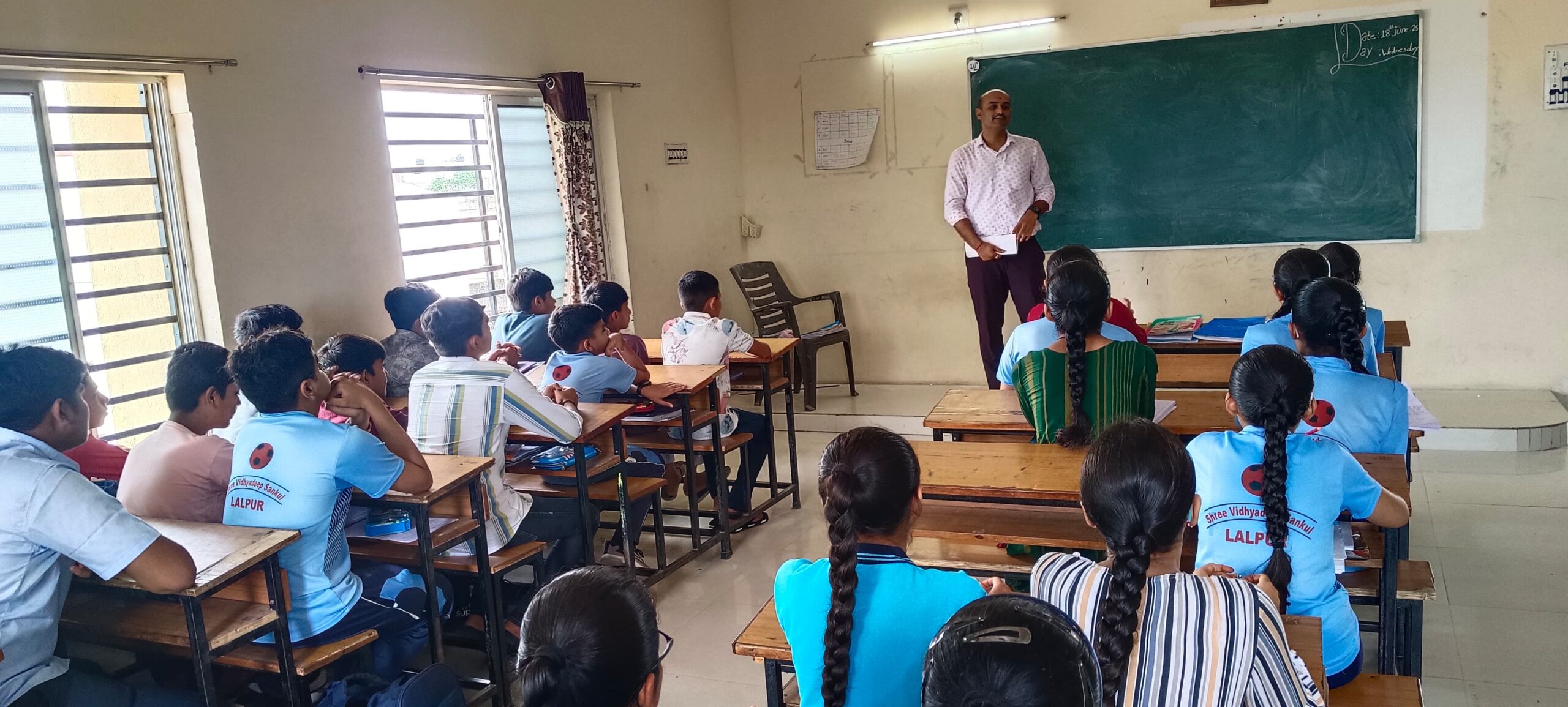 લાલપુરના શ્રી વિદ્યાદીપ શૈક્ષણિક સંકુલમાં SOG દ્વારા NDPS અંગે જાગૃતતા સેમિનાર: વિદ્યાર્થીઓમાં નશા વિરોધી સંકલ્પ જાગૃત