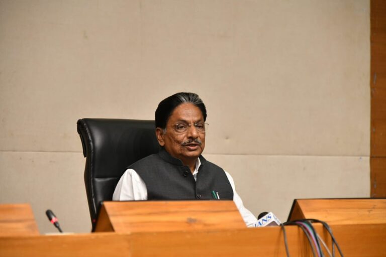 સિવીલ હોસ્પિટલ તંત્ર અને રાજ્ય સરકાર આ કપરા સમયમાં દરેક પીડિત પરિવારની પડખે: પ્રવક્તા મંત્રી ઋષિકેશ પટેલ