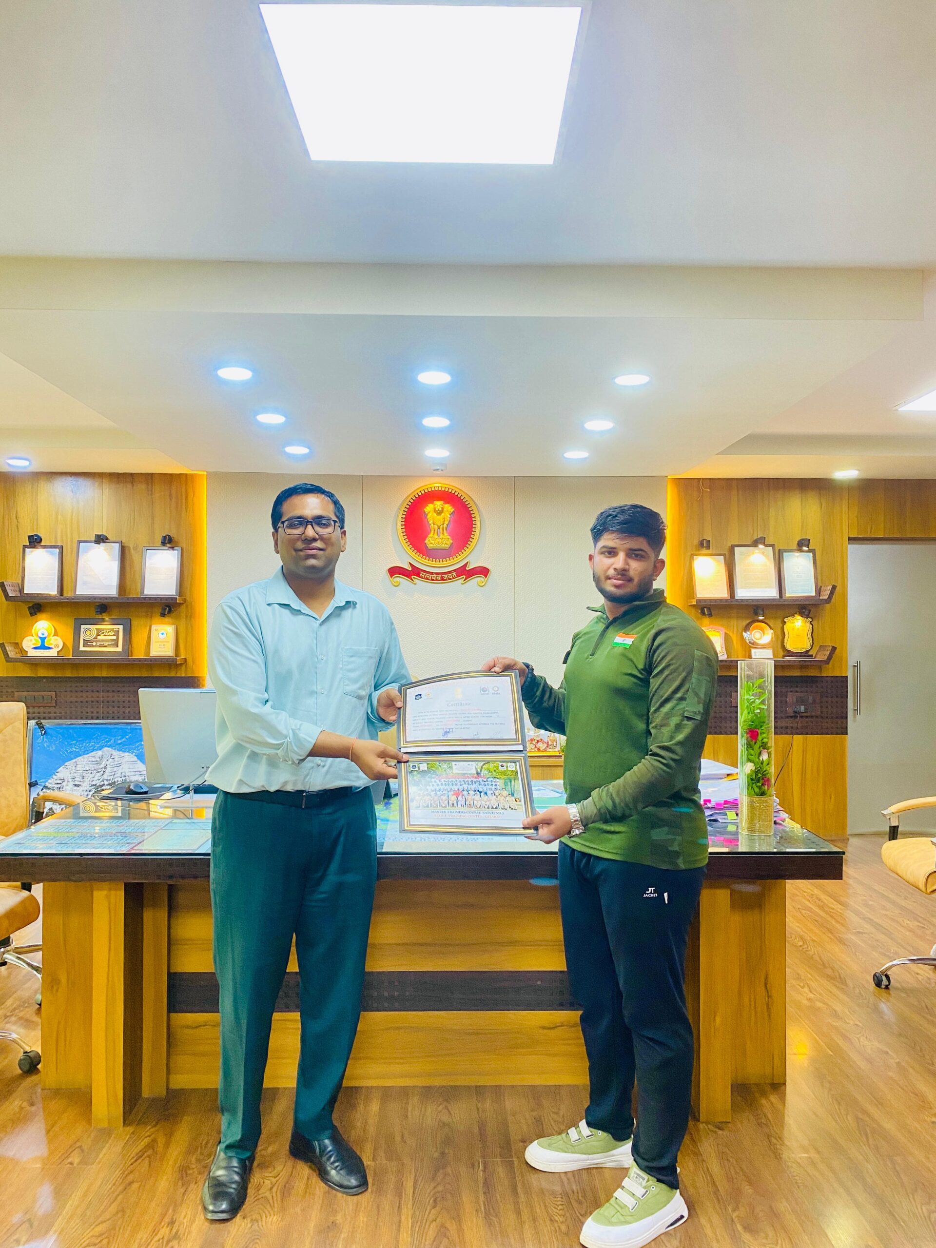 યુવા આપદા મિત્રોની કહાણી: રાજકોટના 5 યુવાનોને આપત્તિ સમયે સેવા માટે ખાસ તાલીમ, અવનીબેન ગઢવીને મળ્યો “બેસ્ટ કેડેટ” એવોર્ડ