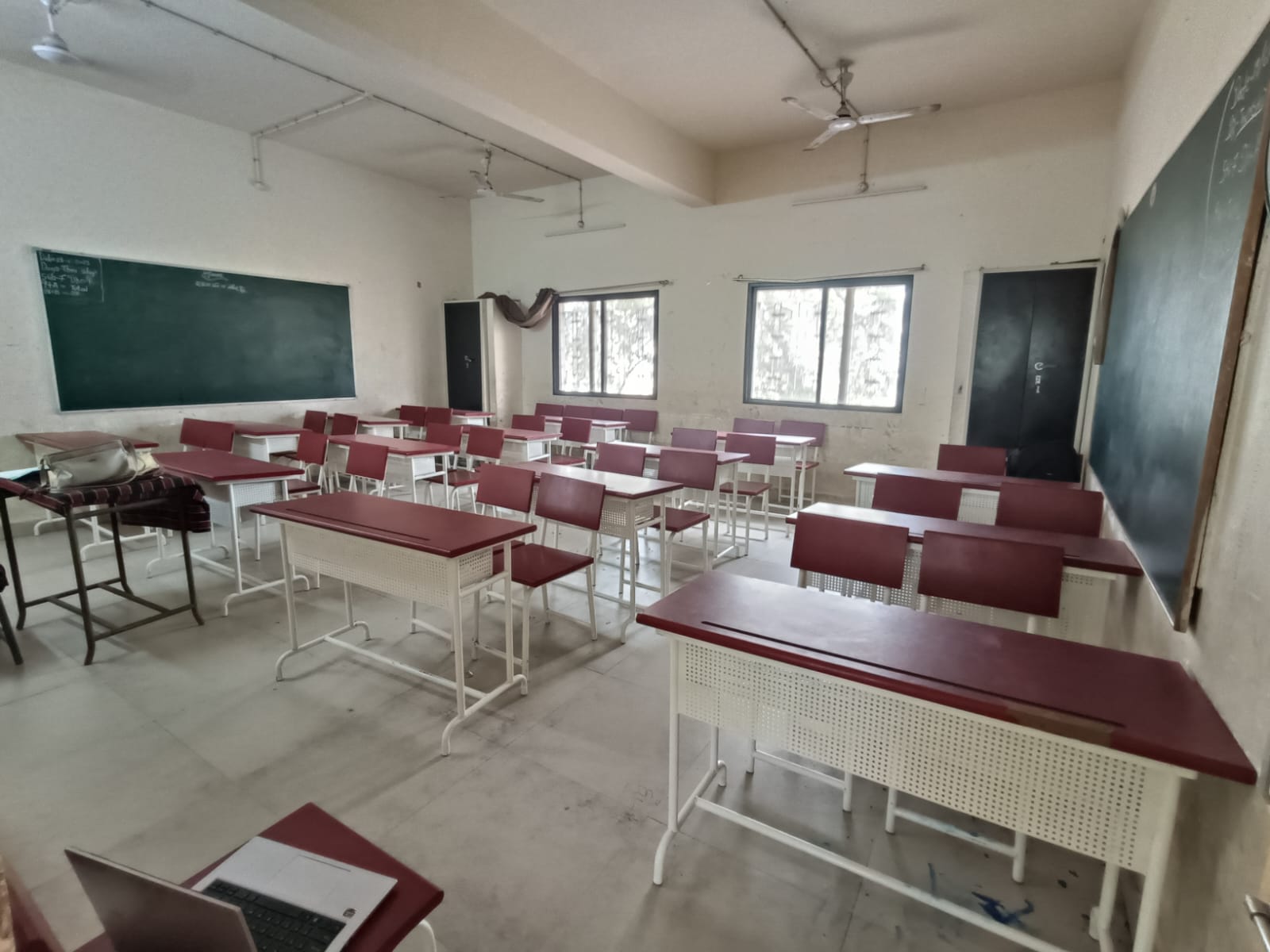 શાળાના શિક્ષકના સસ્પેન્શનના વિવાદે પાણાખાણ વિસ્તારમાં માહોલ તંગ: વિદ્યાર્થીઓનો પણ ઉત્સ્ફૂર્ત વિરોધ, શાળામાં હાજરી શૂન્ય