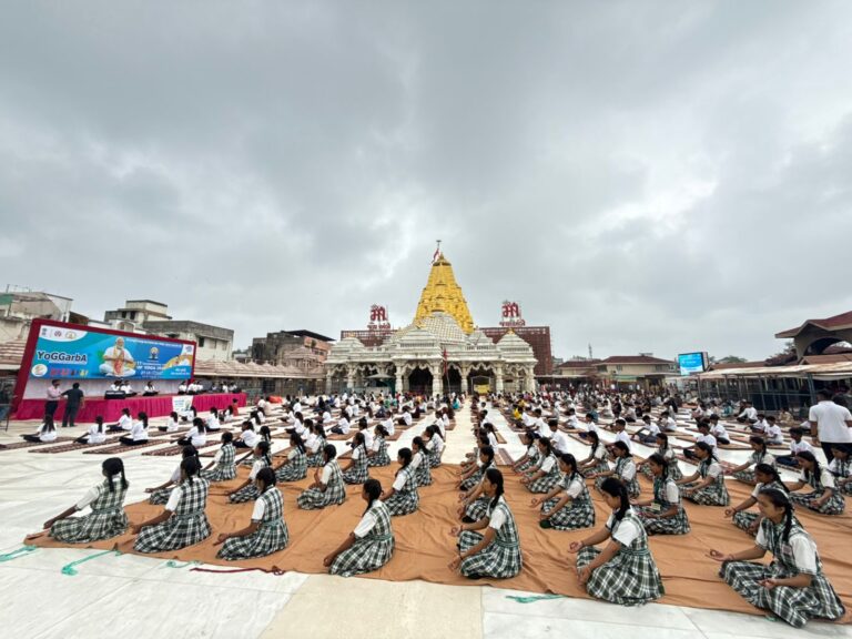 શિવશક્તિના સંગમમાં યોગ અને ગરબાની અનોખી ઝળહળ: અંબાજી મંદિરના ચાચર ચોકમાં આધ્યાત્મિક યોગ ગરબાની ઐતિહાસિક ઉજવણી”…