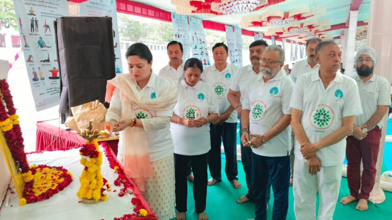 યોગ સંગમથી સ્વાસ્થ્ય તરફ પગલાં: ઇટ્રા ખાતે ભવ્ય યોગ દિવસ ઉજવણી”…