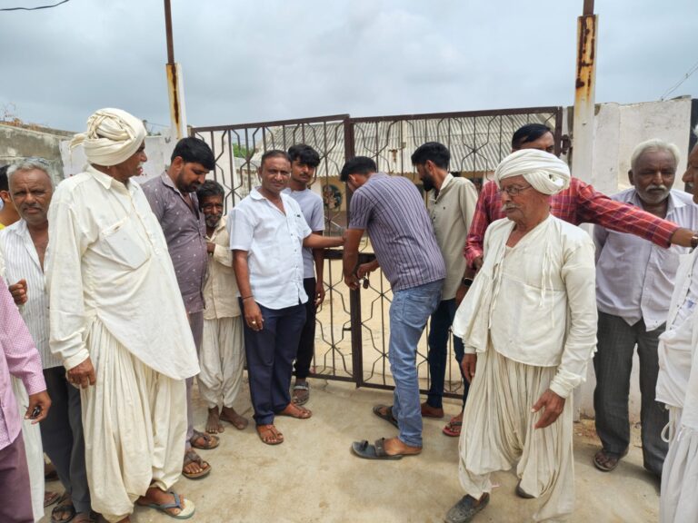 શિક્ષણ સામે જનતાનો ઉગ્ર વિરોધ: સાંતલપુરના કલ્યાણપુરા ગામે શિક્ષકોની ગેરહાજરી સામે ગ્રામજનોની તાળાબંધી