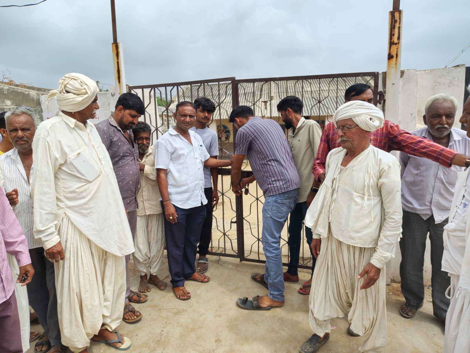 શિક્ષણ સામે જનતાનો ઉગ્ર વિરોધ: સાંતલપુરના કલ્યાણપુરા ગામે શિક્ષકોની ગેરહાજરી સામે ગ્રામજનોની તાળાબંધી
