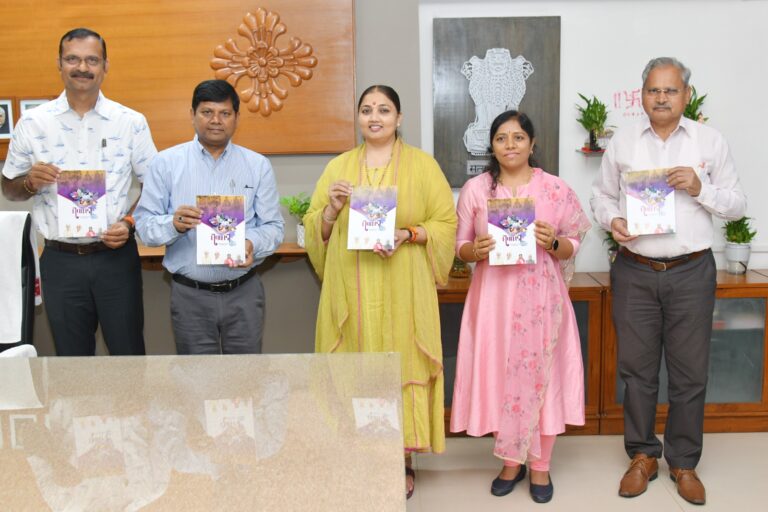 દિવ્યાંગજનો માટે માર્ગદર્શનરૂપ “દીવાદાંડી” પુસ્તકનું ગાંધીનગરથી વિમોચન કરતા