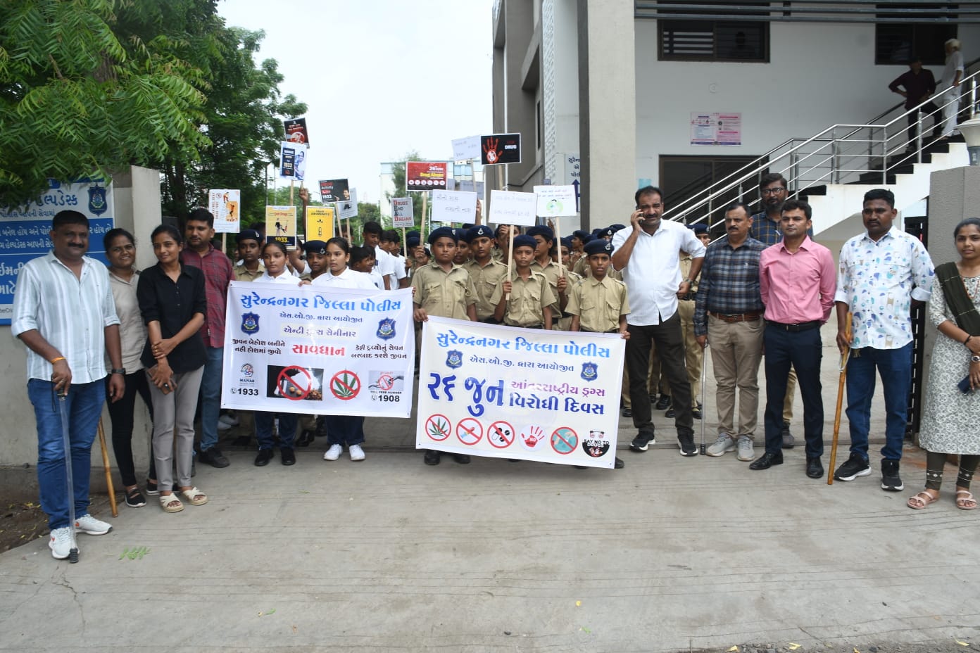 માદક દ્રવ્યો વિરોધી સંદેશ સાથે સ્પીસી વિદ્યાર્થીઓનું સંકલ્પયાત્રા: સુરેન્દ્રનગર એસઓજી દ્વારા રેલી અને સીસીટીવી મોનિટરિંગ વિશે માર્ગદર્શન