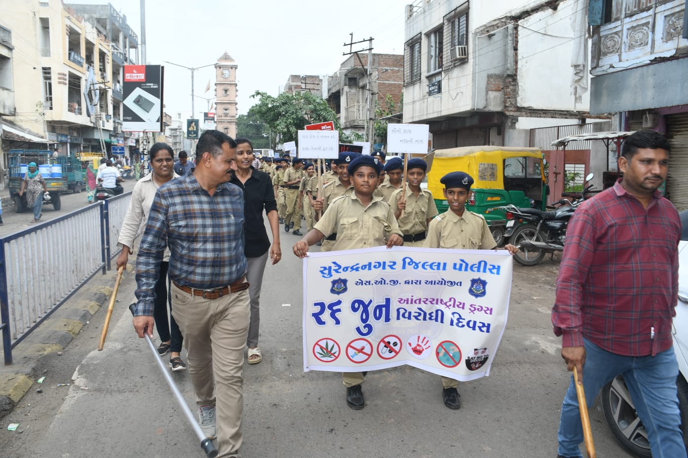 માદક દ્રવ્યો વિરોધી સંદેશ સાથે સ્પીસી વિદ્યાર્થીઓનું સંકલ્પયાત્રા: સુરેન્દ્રનગર એસઓજી દ્વારા રેલી અને સીસીટીવી મોનિટરિંગ વિશે માર્ગદર્શન