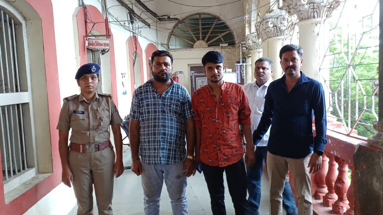 જામનગરમાં બ્લેકમેઇલિંગનો મામલો: વીડિયો વાયરલ કરવાની ધમકી આપી વેપારી પાસેથી રૂપિયા પડાવનાર બે શખ્સ ઝડપાયા