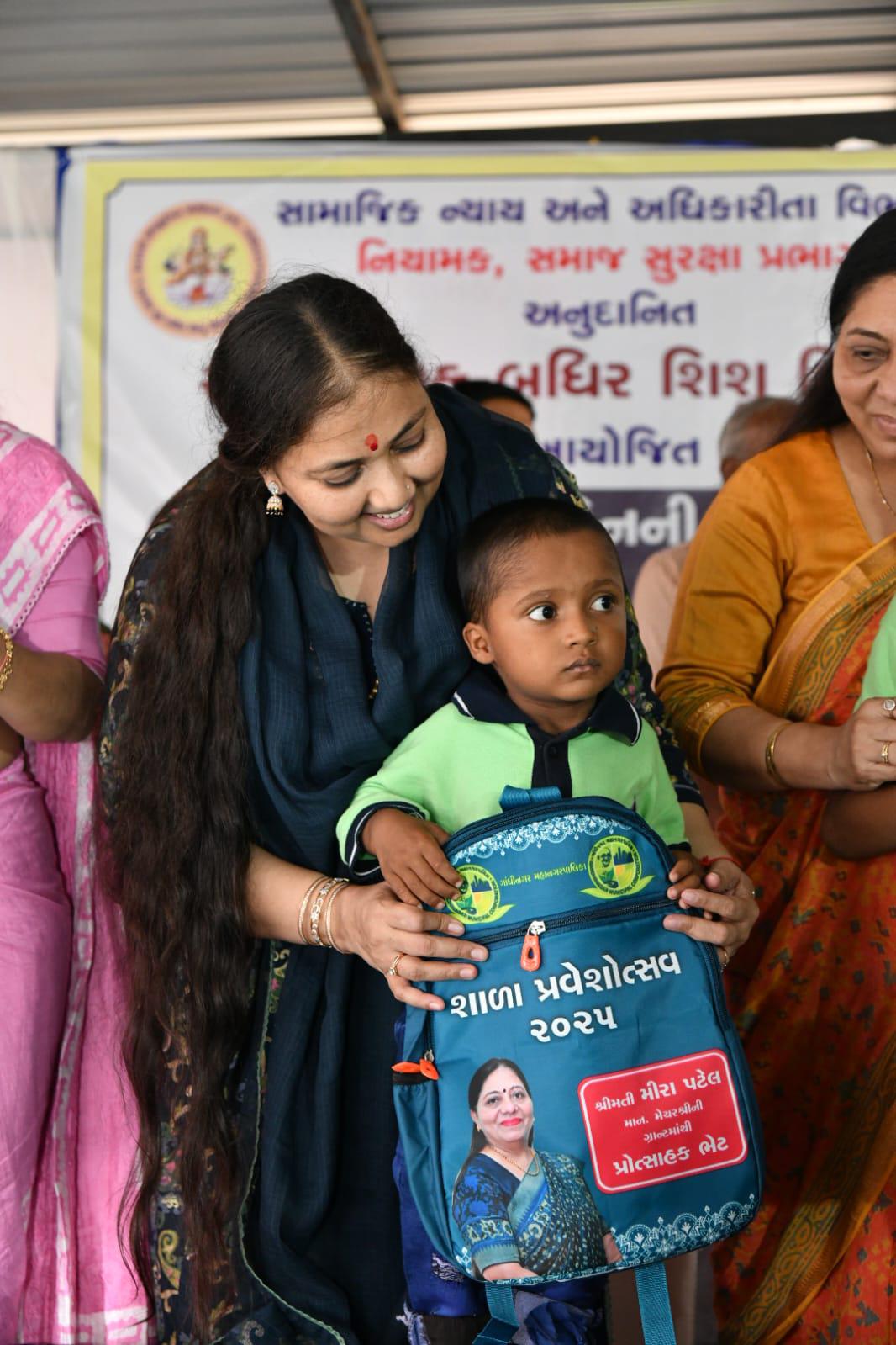 દિવ્યાંગ બાળકોના શાળાપ્રવેશનો ભવ્યોત્સવ: ગાંધીનગરમાં મંત્રી ભાનુબેન બાબરીયાએ ૩૪ બાળકોને શિક્ષણના સોનેરી માર્ગે પ્રવેશ અપાવ્યો