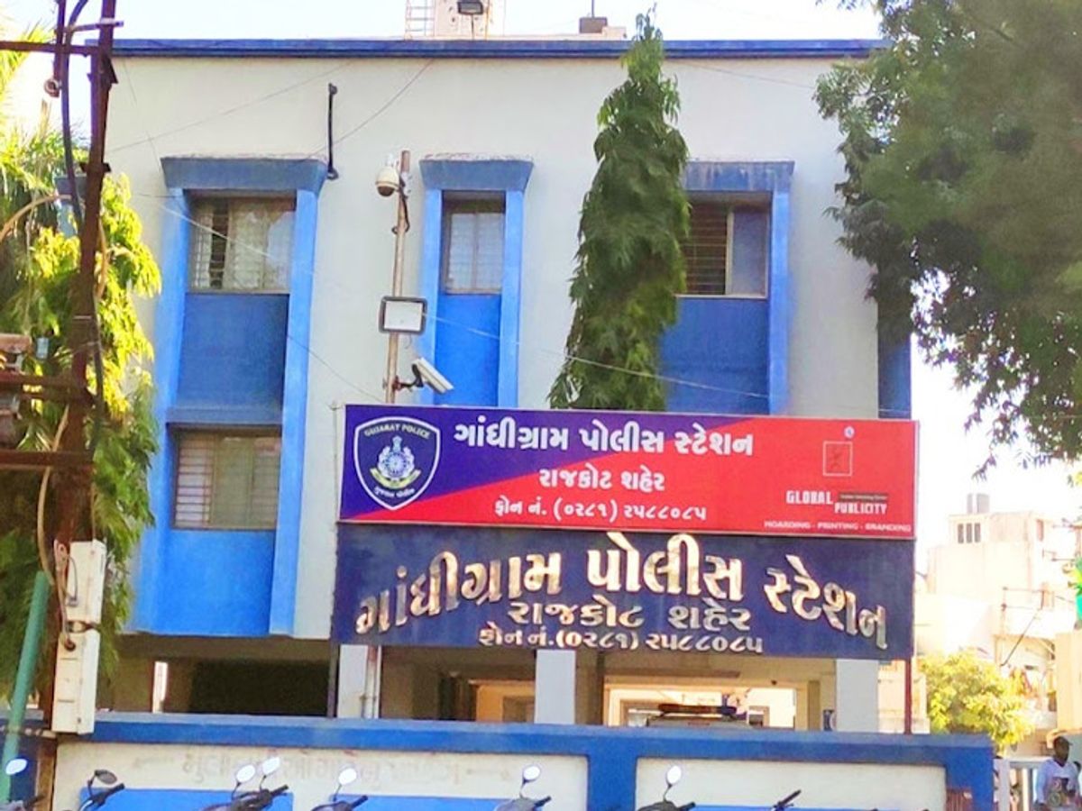 PSI સહિત મહિલા સામે એટ્રોસિટી ફરિયાદની અરજી: દિનેશ મકવાણાએ પોલીસના આતંકનો આરોપ લગાવ્યો, ગાંધીગ્રામ પોલીસ સ્ટેશનની કાર્યવાહી પર ઉઠ્યા ગંભીર સવાલ