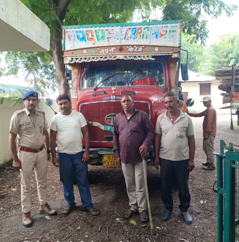 શહેરામાં લીલાં લાકડાની ચોરી પર વન વિભાગનો ફડકો: 3.50 લાખના મુદ્દામાલ સાથે ટ્રક ઝડપાઈ, લાકડાચોરોમાં ફફડાટ