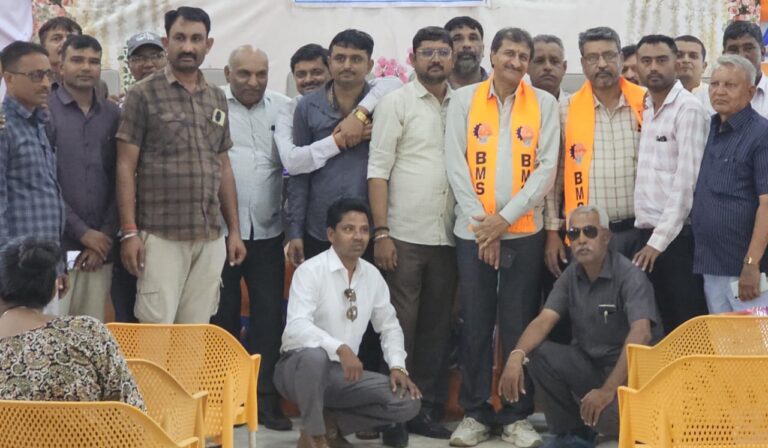 ભારતીય મઝદૂર સંઘના પ્લેટિનમ જયંતિ વર્ષ નિમિત્તે ખંભાળિયા ખાતે ભવ્ય કાર્યક્રમ યોજાયો: જામનગર વિભાગની ટીમે ઉત્સાહપૂર્વક કરી હાજરી