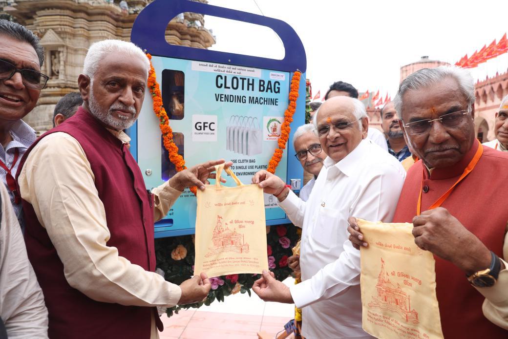 માત્ર ૨૦૦ દિવસમાં બેગ એટીએમથી એક લાખથી વધુ કાપડની થેલીઓનો ઉપયોગ: ગુજરાતે પ્લાસ્ટિક મુક્તિ તરફ લધી મજબૂત પગલાં